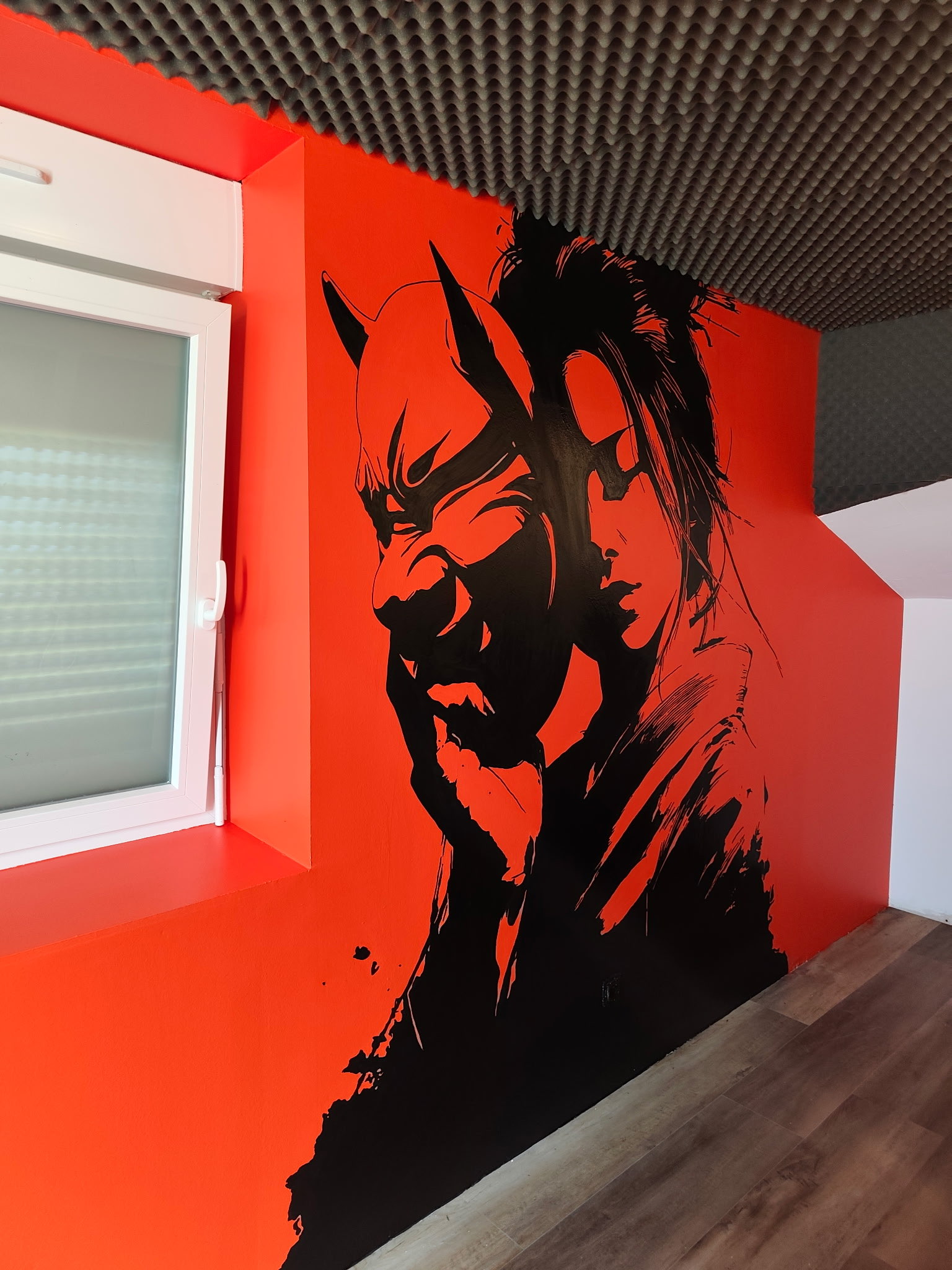 Fresque japonaise rouge et noire peinte sur un mur interieur