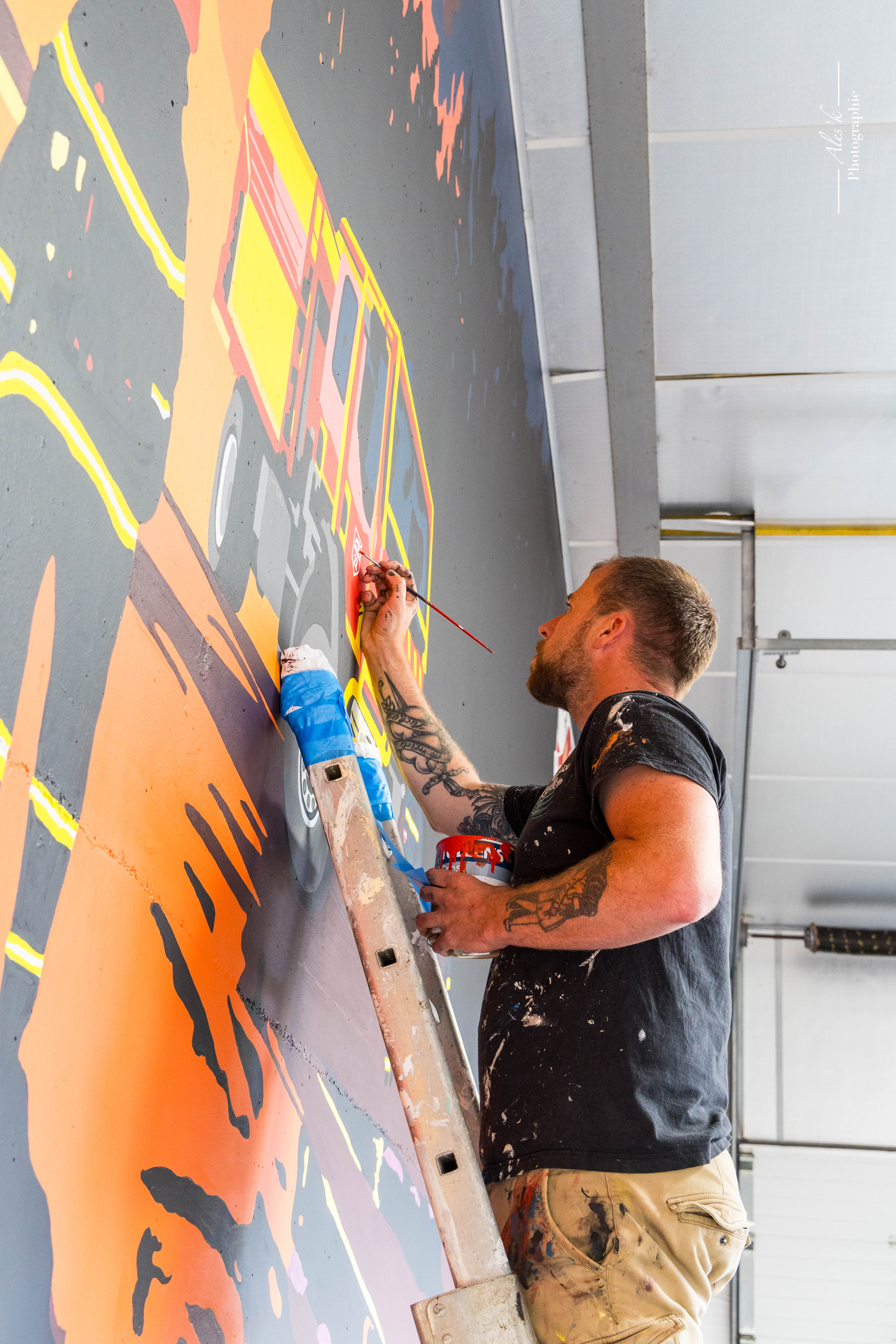 Fresque murale artistique en cours de realisation