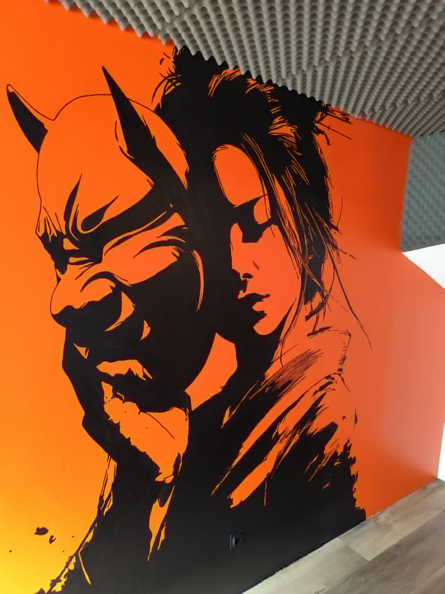 Fresque japonaise rouge et noire peinte sur un mur interieur